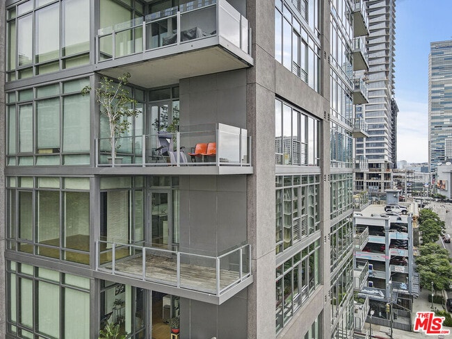 Building Photo - 1100 S Hope St