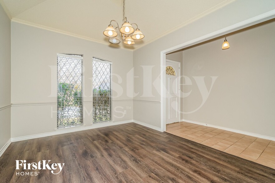 Building Photo - 700 Robin Meadow Dr