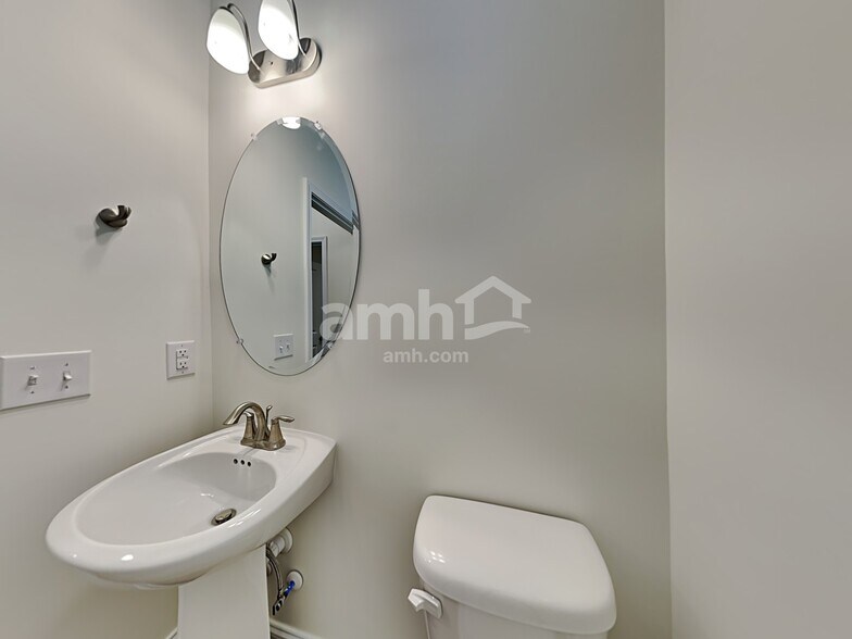 Building Photo - 3016 Esquire Dr