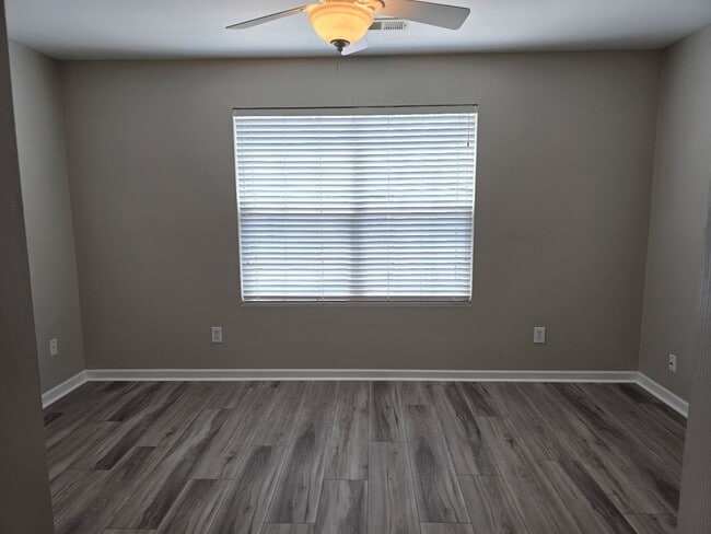 Building Photo - Beautiful 3 bed 2.5 bath available in Rive...