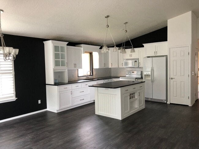 Building Photo - Beautiful home in gated private community