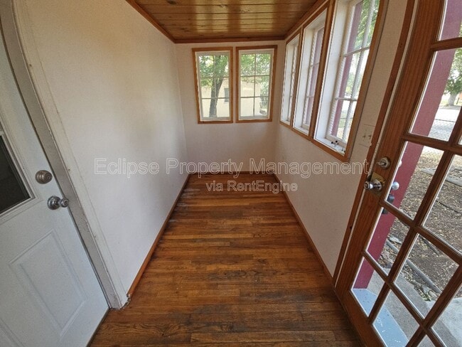 Building Photo - 908 9th St