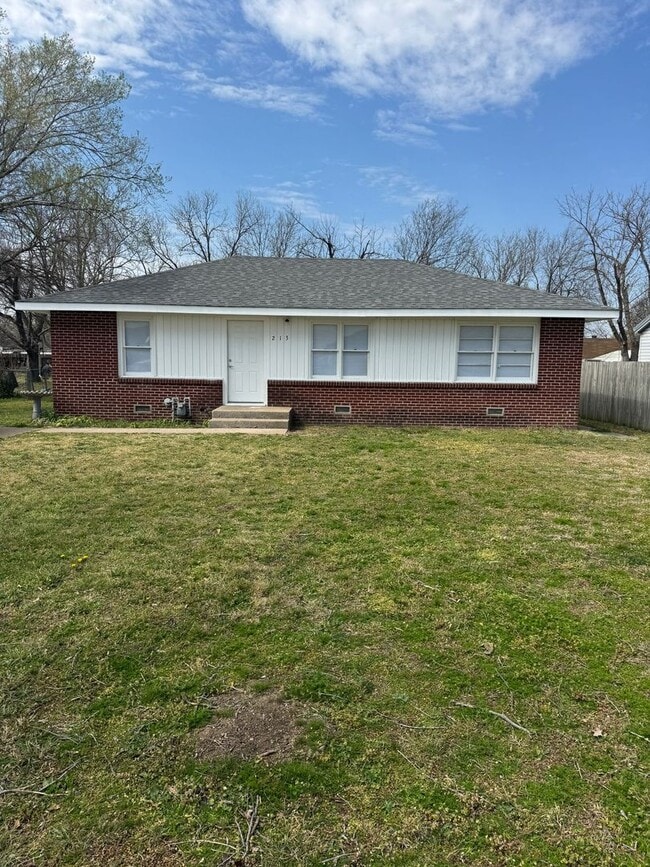 Building Photo - 213 NE Fenway Ave