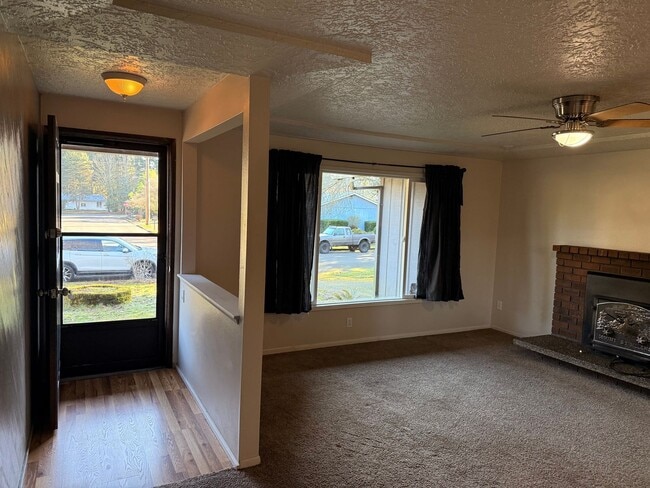 Building Photo - Super Cute Ranch Style 3 Bedroom 2 Bathroom Home!! Bright Kitchen! Fenced Backyard! Garage!