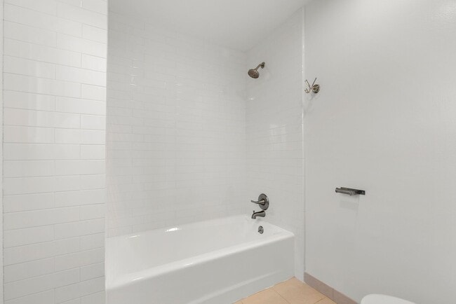 Building Photo - Gorgeous 3+3 Private Single Family Townhou...