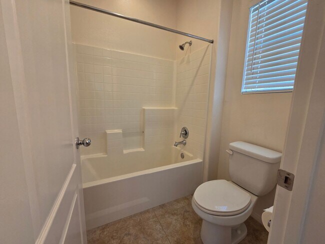 Building Photo - New Listing!