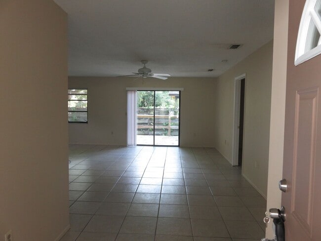 Building Photo - Open and bright 2/2 with garage