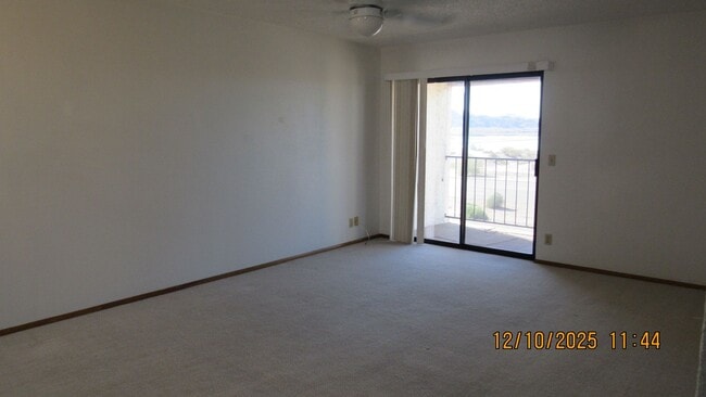 Building Photo - 2 Bed 2 Bath with Lake View