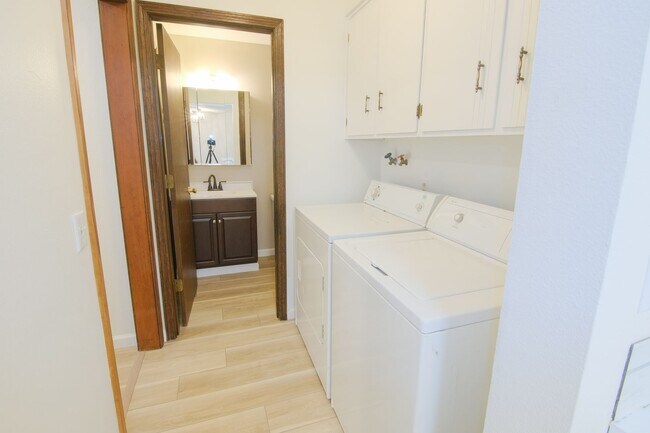 Building Photo - 3 bedroom 2 bathroom duplex in South Eugene!