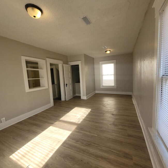 Building Photo - 1527 SW Mulvane St