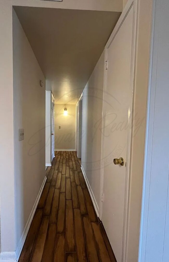 Building Photo - Two Bedroom Spacious Second-Floor Apartmen...