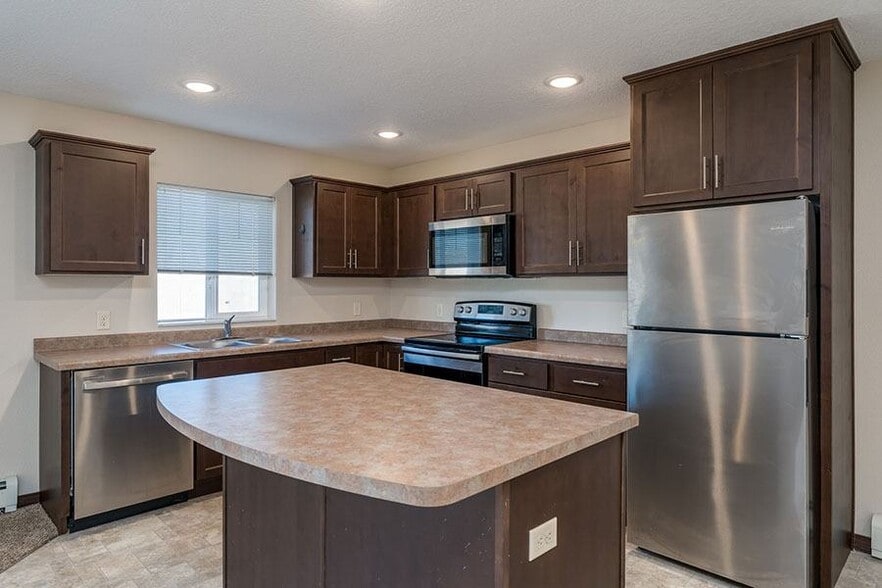 Building Photo - LAKESIDE APTS OF WINDOM