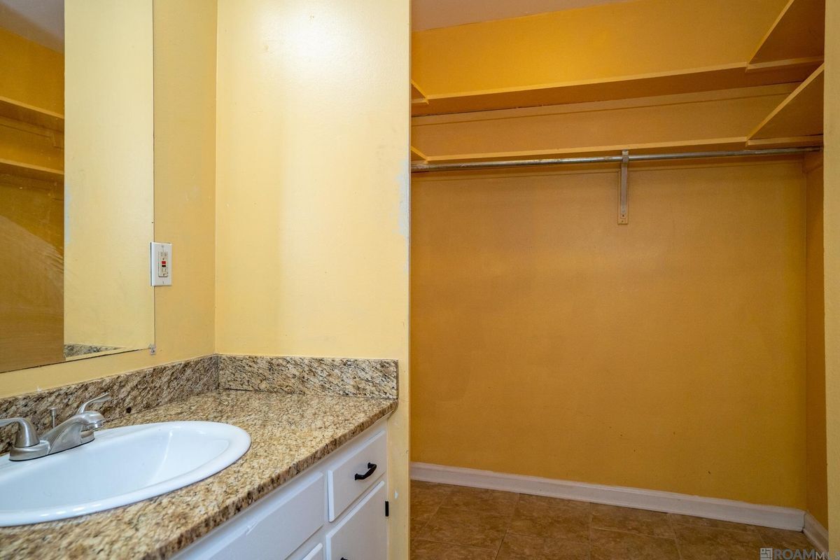 Building Photo - 4630 Southpark Dr