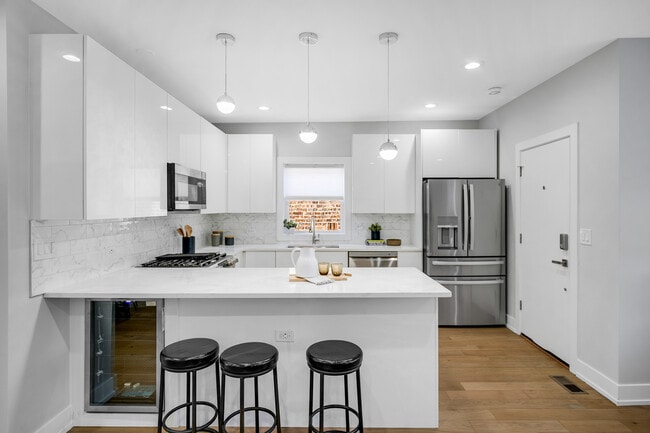 Building Photo - 4721 W Warwick Ave