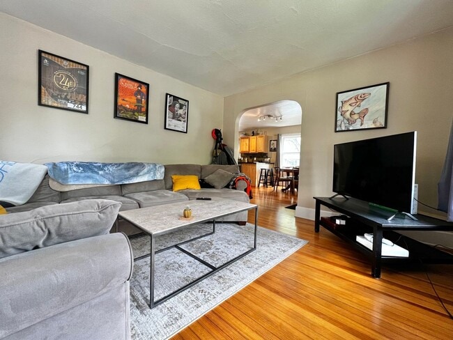 Building Photo - Amazing Location for a 2-Bedroom, 1-Bathroom Duplex Unit!