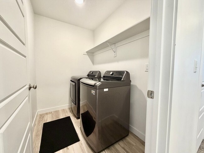 Building Photo - 3 Bed + 2.5 Bath Townhome w/ Garage, Storage & Dogs Allowed Near Jordan Landing
