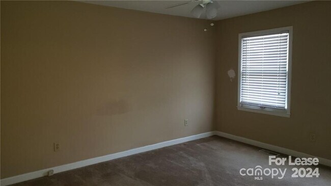 Building Photo - 21640 Colina Dr