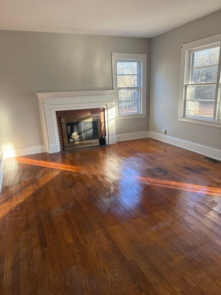 Building Photo - 435 E Meadow Rd