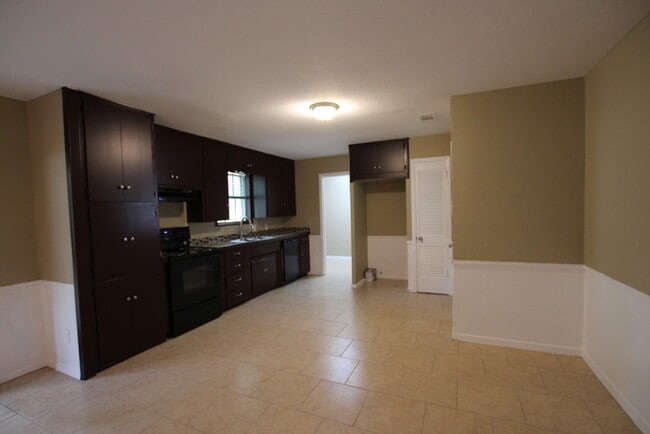 Building Photo - Tour Today! Charming 3 Bedroom, 2 Bathroom Home in Tyler!