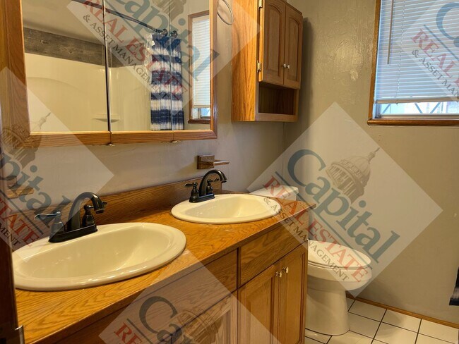Building Photo - Charming 3 Bedroom