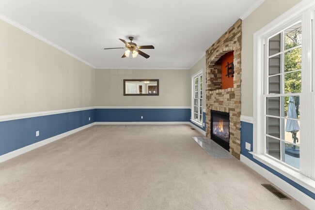 Building Photo - Large home with 5 bedrooms in Brickshire