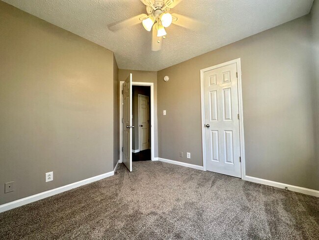 Building Photo - Cozy Single-Family Home with a Fenced Backyard