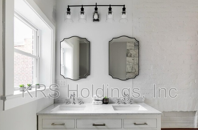 Building Photo - 228 N 32nd St