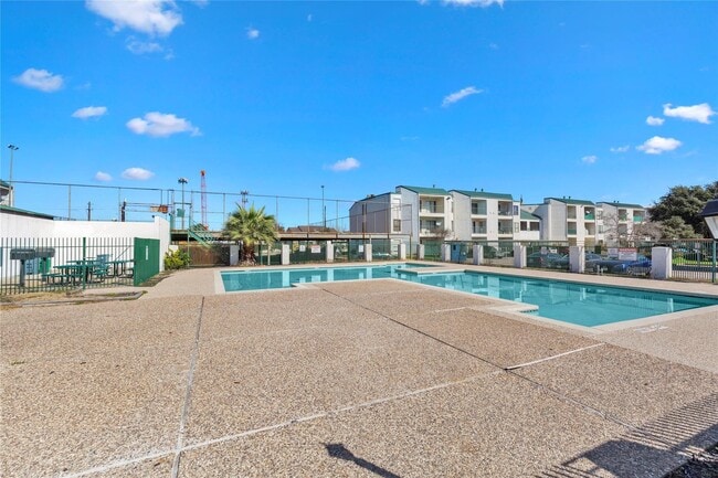 Building Photo - 2830 S Bartell Dr