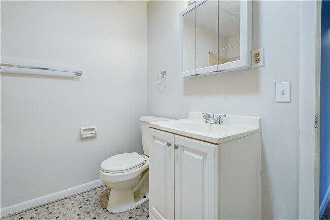 Building Photo - 404 Main St