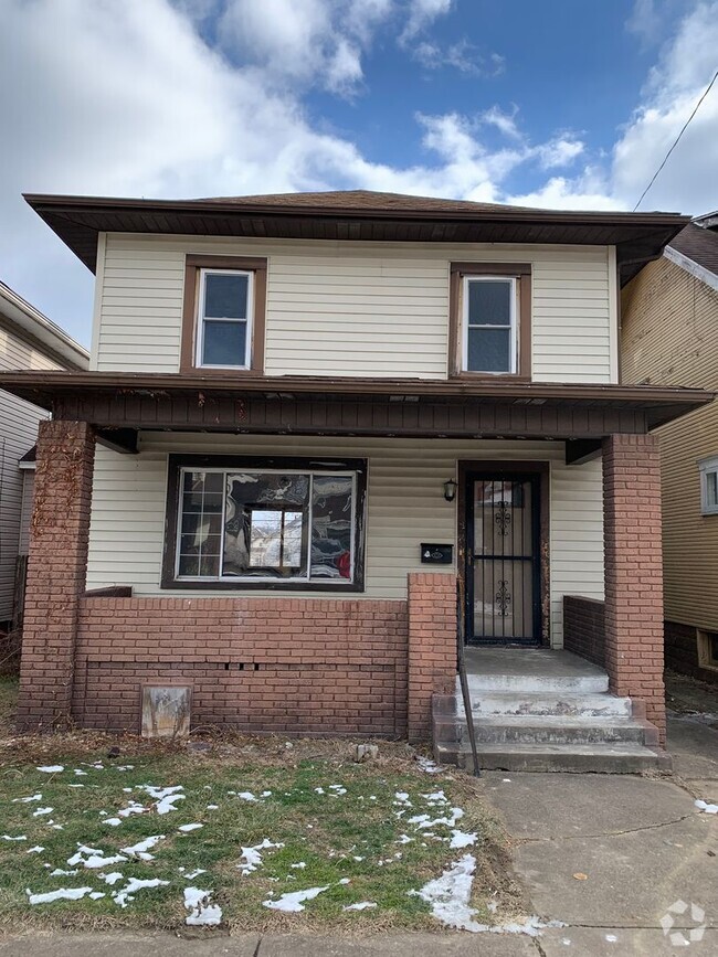 Building Photo - Three Bedroom House