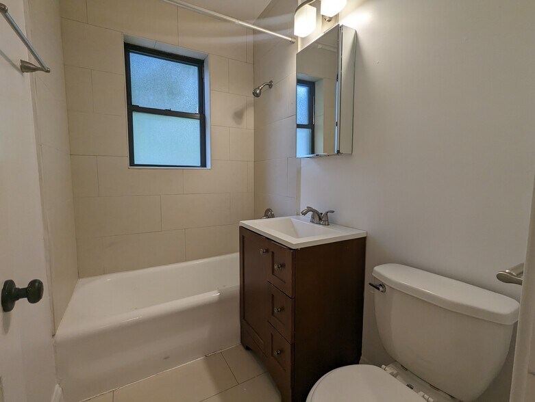 Building Photo - 4036 N Ashland Ave