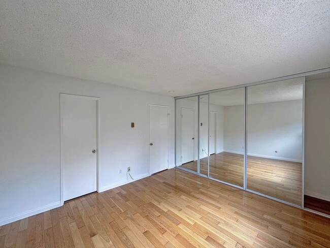 Building Photo - Charming 3BD/3BA Townhouse in University C...