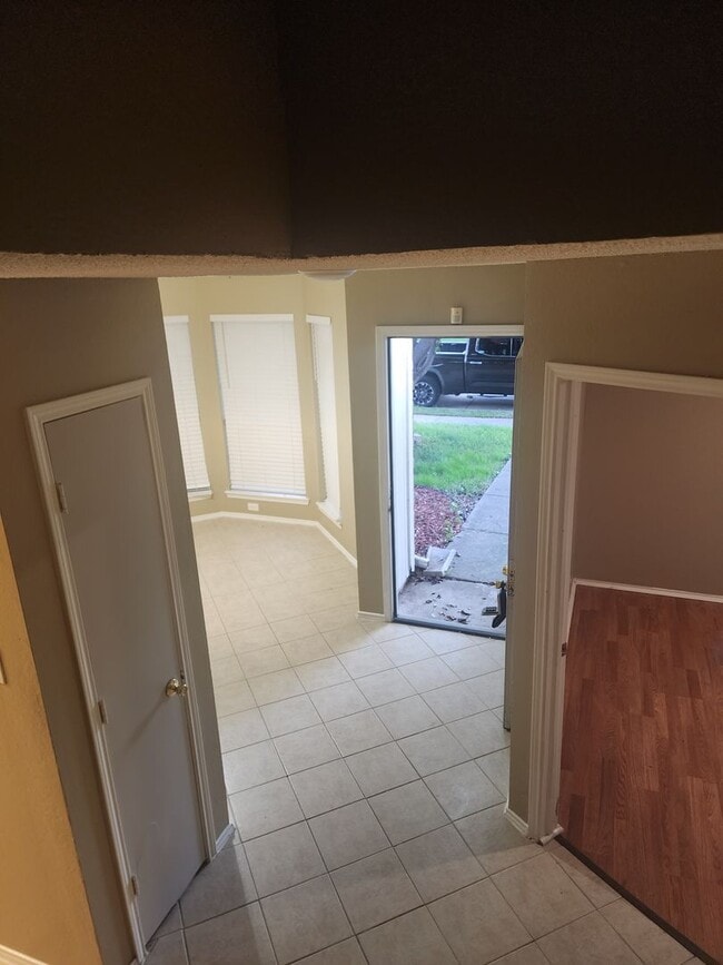 Building Photo - Quiet and Cozy 2 Story Home