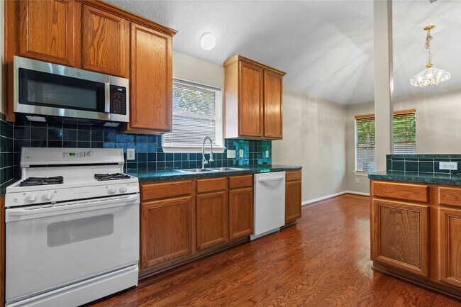 Building Photo - 805 Courtland View