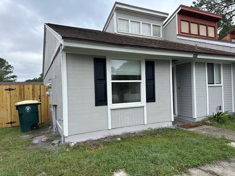Building Photo - 2410 Seabury Pl N