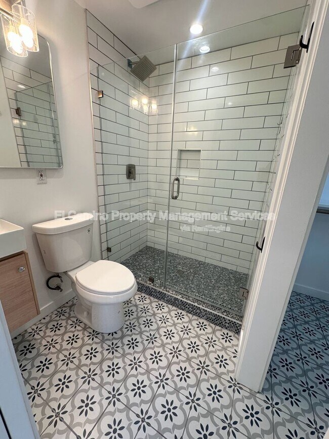 Building Photo - 425 E Wellington Ave