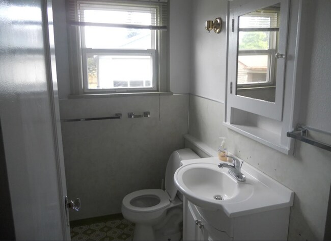 Building Photo - Charming 3 Bedroom Home