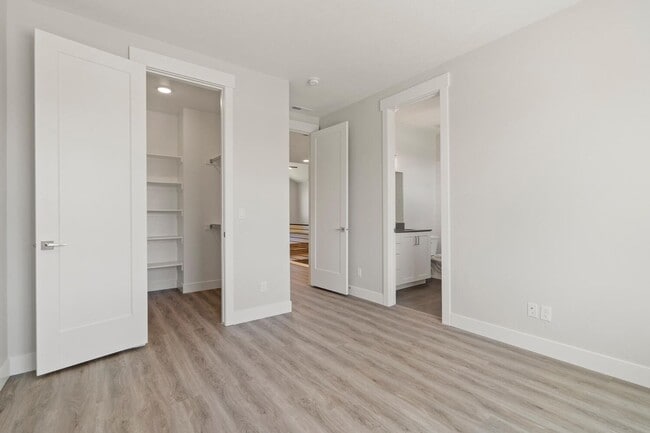 Building Photo - Cozy, Bright, and Spacious Home Nestled in Midway