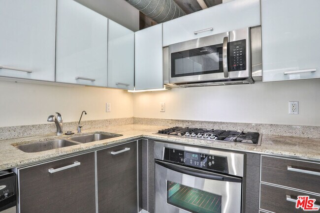 Building Photo - 645 W 9th St