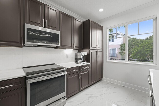 Building Photo - 616 NW 38th Cir