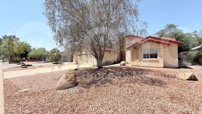 Building Photo - 822 W Earll Dr