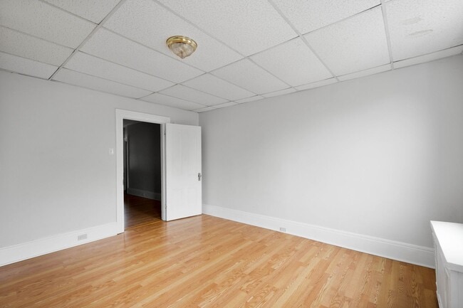 Building Photo - 346 39th St