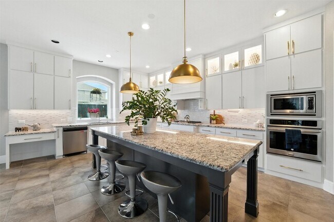 Building Photo - 13401 Mardi Gras Ln