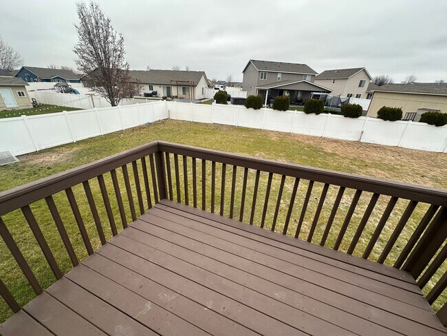 Building Photo - SPACIOUS Single Family - Remodeled- Home with big yard in great location