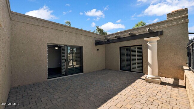 Building Photo - 7500 N Vía Camello Del Sur