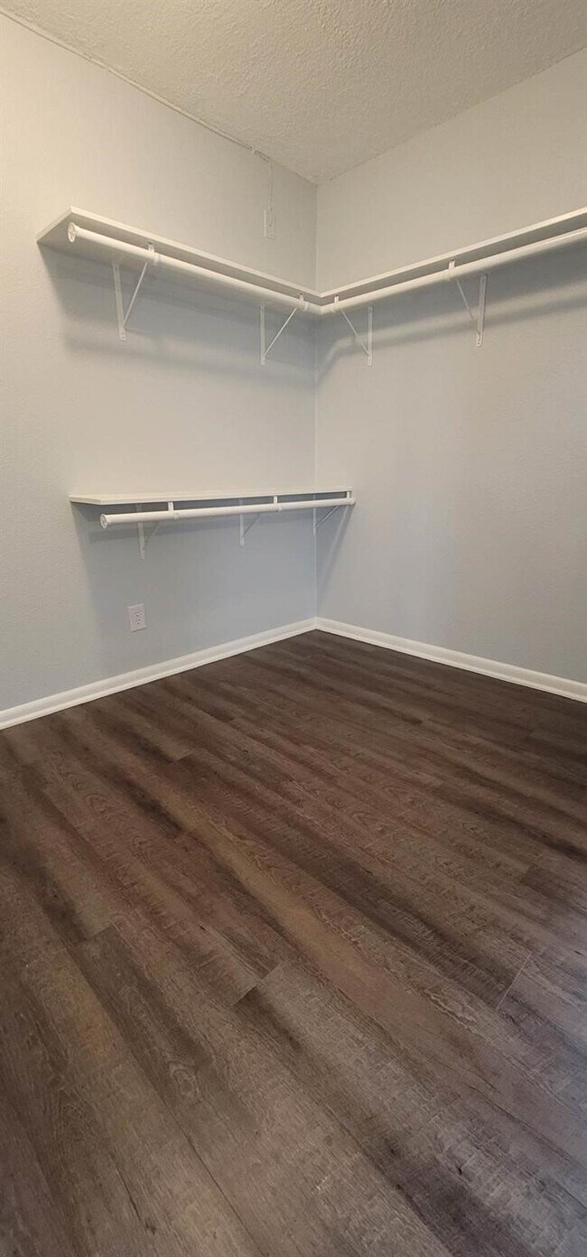Building Photo - 9614 Charter Ridge Dr