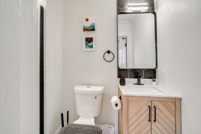 Building Photo - 2633 Broadway Ave