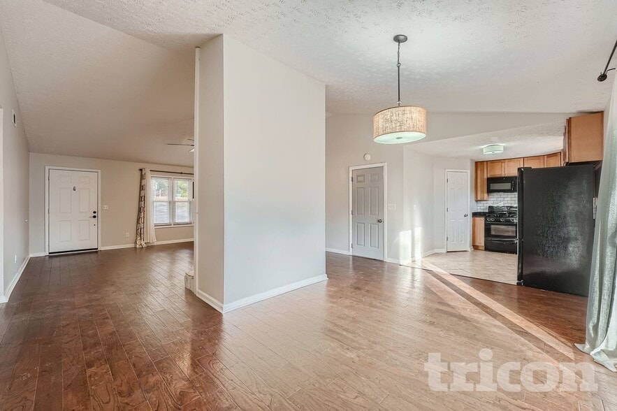 Building Photo - 414 River Point Dr