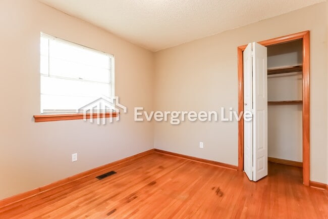 Building Photo - 805 W 58th St