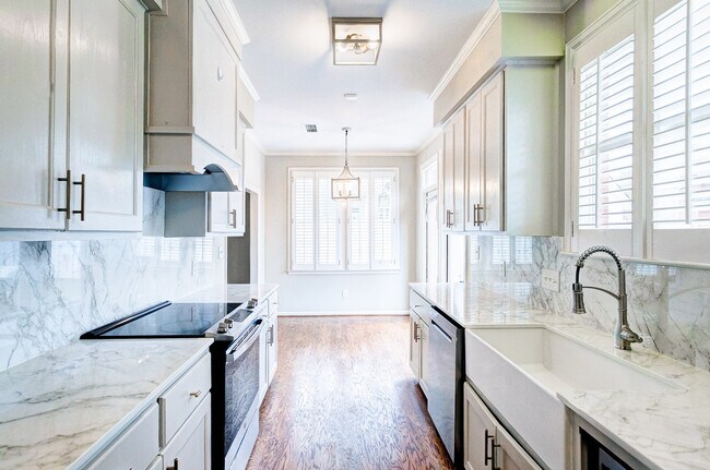 Building Photo - 8141 Oak Alley